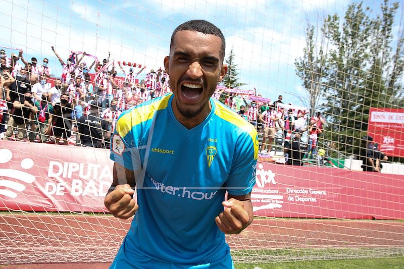 LafargeRobin's tweet photo. A por la final de los playoffs 🤩💪🏾🔥 A 90' del sueño #equipazo
Afición de 10 como siempre hoy hemos jugado en casa sois muy grandes 🙌🏾 @AlgecirasCF https://t.co/2palGiIwwa