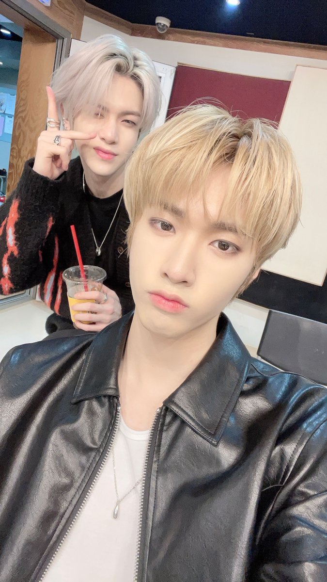 bbb_archive's tweet photo. 210516 Khael Weverse Post

~congratulatory music~
Our Hansanjeuz Junhyukie hyung's day of birth !!!!!!
Happy birthday~~~~~🖤🖤🖤🖤🖤🖤🖤🖤🖤🥳🥳🥳🥳🥳🥳🥳🥳🥳🥳🥳🥳🥳🥳🥳
Our wolf snorlax, lets spend the other 
 1000000000000 birthdays together too~~~~🥳🖤🖤🖤

#MIRAE #미래소년 https://t.co/cUkiJjRM4J