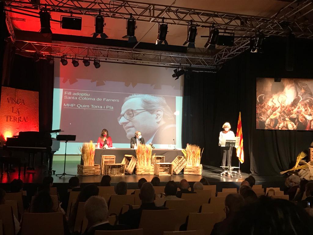 amerjuntsxcat's tweet photo. Assistim a l'acte institucional de concessió de la distinció de Fill Adoptiu de Santa Coloma de Farners al MHP Quim Torra i Pla. https://t.co/YMfhVqI0En