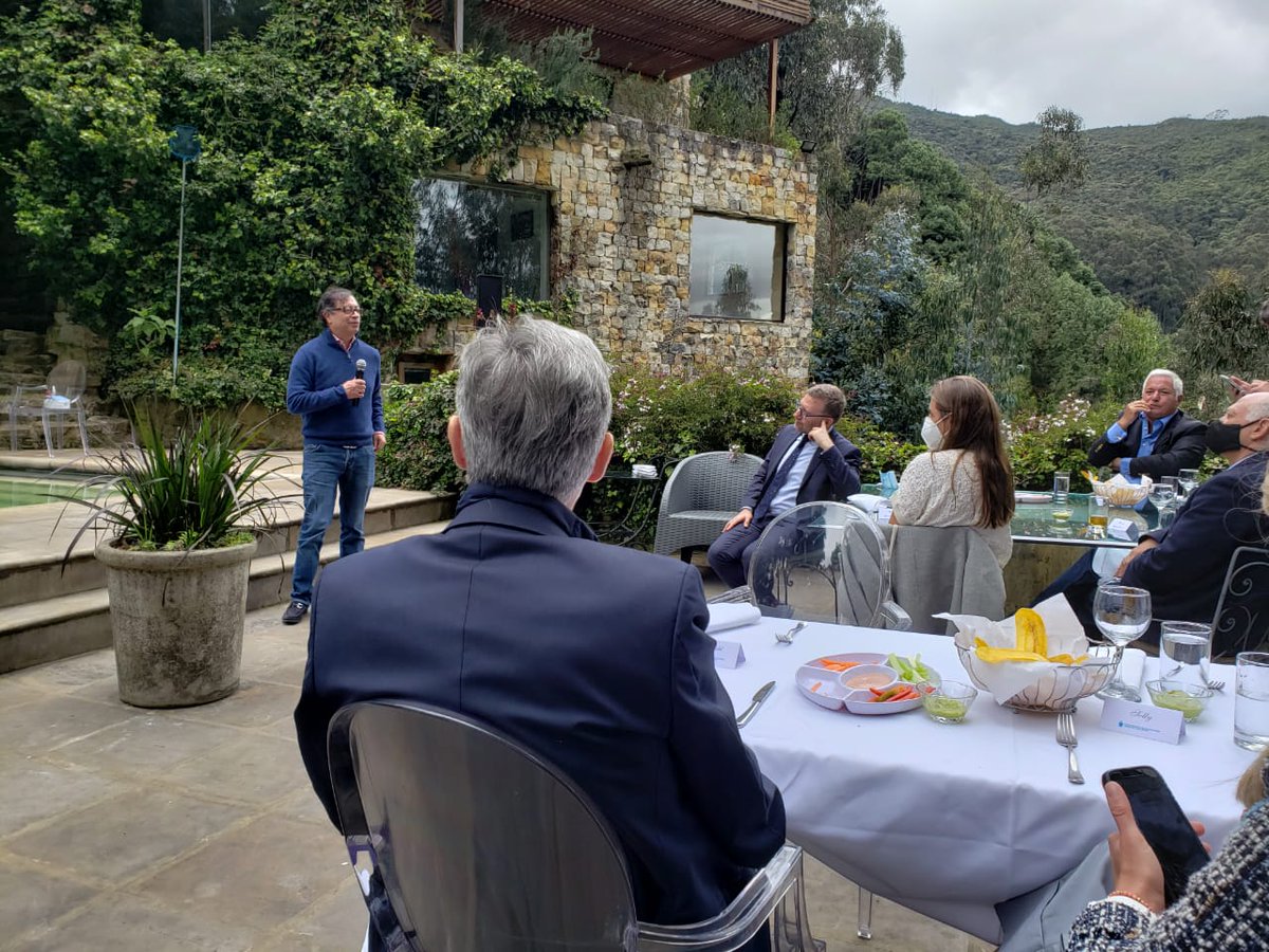 AProgresista_'s tweet photo. Saludamos la reunión de @petrogustavo con importantes empresarios como Jean Claude Bessudo y Saúl Kattán, en un ambiente cordial y distendido.

 El progresismo potenciará la creación de empleo, y la industrialización y modernización del tejido productivo. #EmpresariosConPetro 🇨🇴 https://t.co/cbiZkDLVb2