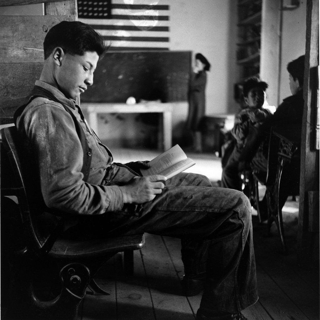 lasCriatura's tweet photo. Reading in a one-room school house, 1943. 
Ojo Sarco, New Mexico.
📷 John Collier Jr. https://t.co/bMaJQ5JtWH