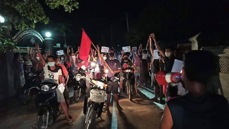 lesca_anna's tweet photo. We are praying for #MinDat. We stand together with you. Night strike against dictatorship in Pyinmana, Nay Pyi Taw. #May15Coup  #MinDatUnderSiege  #WhatsHappeningInMyanmar https://t.co/LvSTdMAHyY