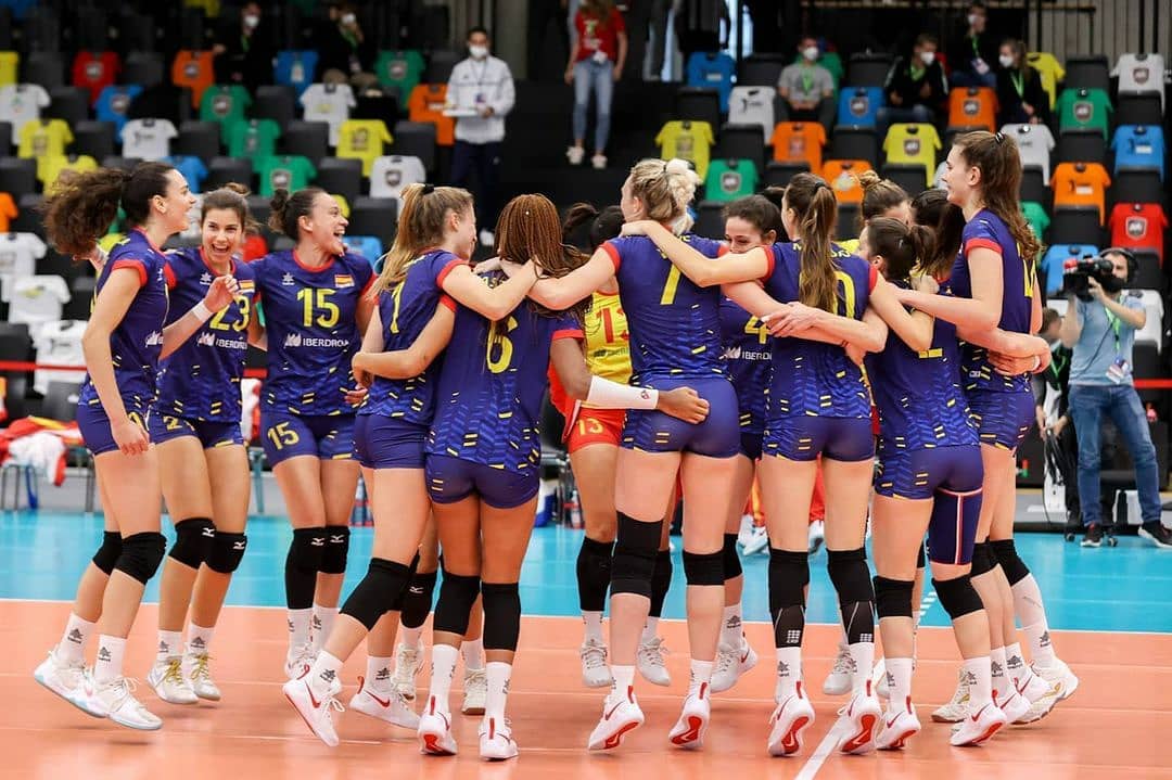 teambepro's tweet photo. Próximo destino para las LEONAS: EUROVOLLEY 2021!
Nuestra #AtletaBepro Carmen Unzúe junto a la Selección🇪🇸de Voleibol han clasificado para el Campeonato Europeo!
¡ENHORABUENA leonas, su entrega y trabajo duro están teniendo su recompensa
GRACIAS por llevar el voley 🇪🇸 tan alto! https://t.co/ja4xxwhRdR