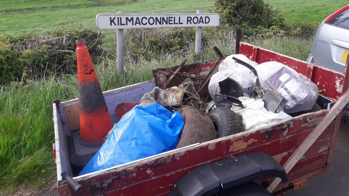 At the other end of the road this weekend clearing the other ditch of decades of litter.
Shorter section at just 200mtrs for this ditch but higher usage.
5 bags, 1 of recyclables, x2 cones x2 roadsigns x2 tyres a rug and the front end of a car.
#liveherelovehere #litterpick