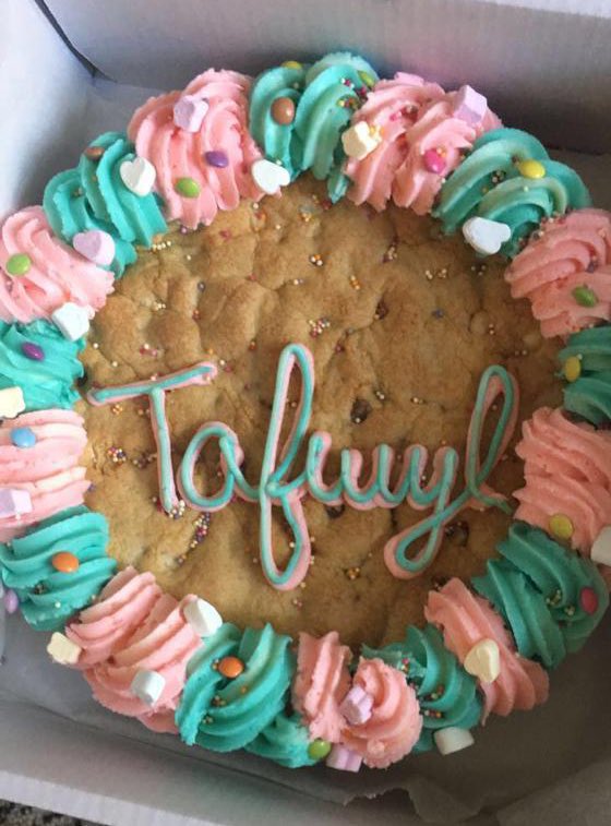 Methu bod yn <a href="/Tafwyl/">Tafwyl</a> eleni ond mwynhau gwylio o adre gydar bisged enfawr ma o <a href="/hafhayes/">haf hayes</a>! Enjoying Tafwyl from home this year, mae gobaith ar y gorwel