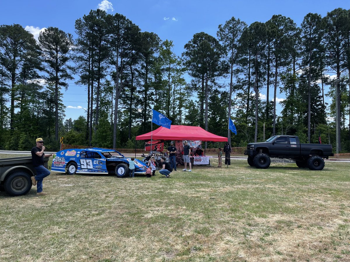 It’s a North Carolina BBQ! 🍖💫#CityofOaksTMOTruck proud partner of Cape Beard’s 9th Annual Pig Pickin’ for Autism! 

#TMobileGoesLocal #FayettevilleNC