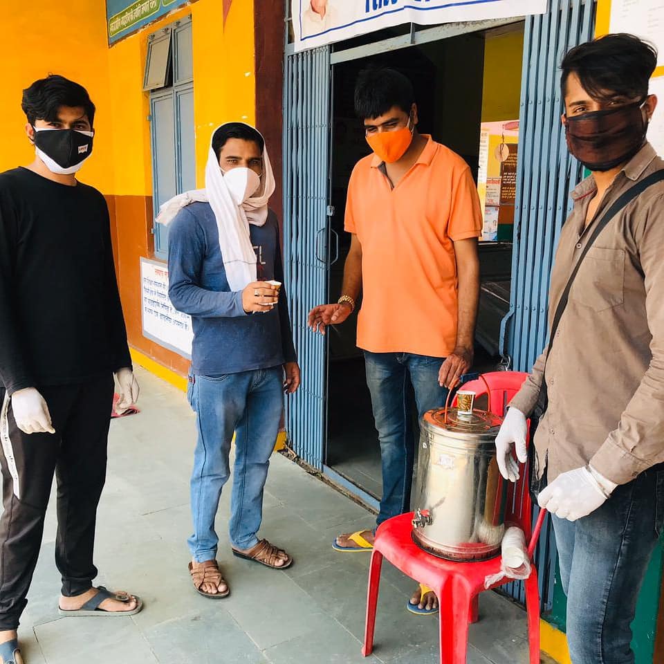 neta_jiiiii's tweet photo. *संघ के स्वयंसेवकों द्वारा नगर  में कोविड- केयर सेंटर एवं शासकीय हॉस्पिटल एवं  वैक्सीनेशन सेंटर में काढ़ा वितरण किया गया।।* https://t.co/KSL3egzLat