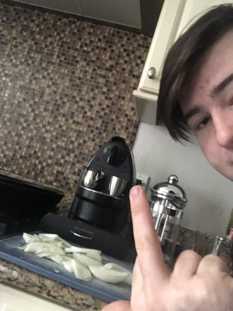 CYBERCRAZYKILLA's tweet photo. Just cut onions without crying 💪
#IAMAGOD #ProblemAntichrist #italianstrong #OnionsAreMyBitch https://t.co/GpRSmDcsNy