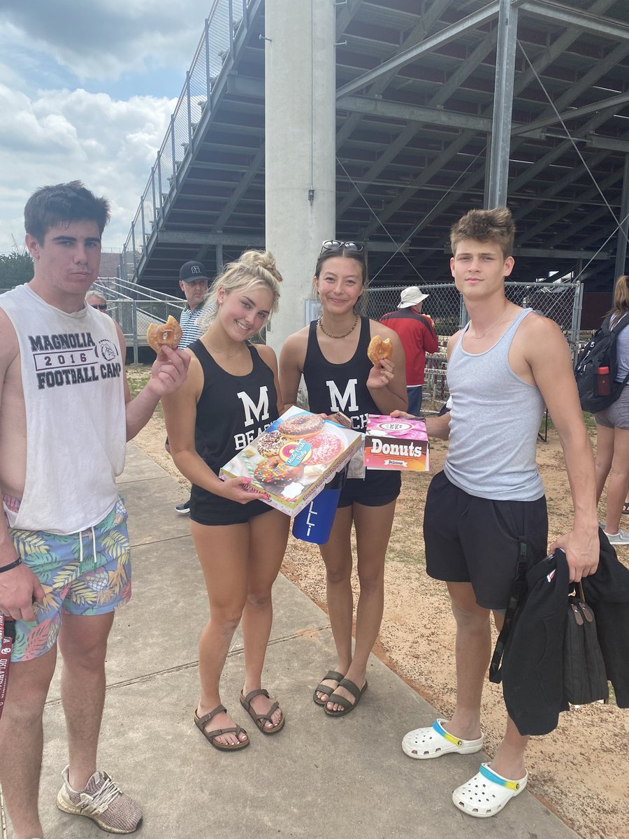 MHS_VballBC's tweet image. Winners and donuts!! 🐾🏐🍩🤩