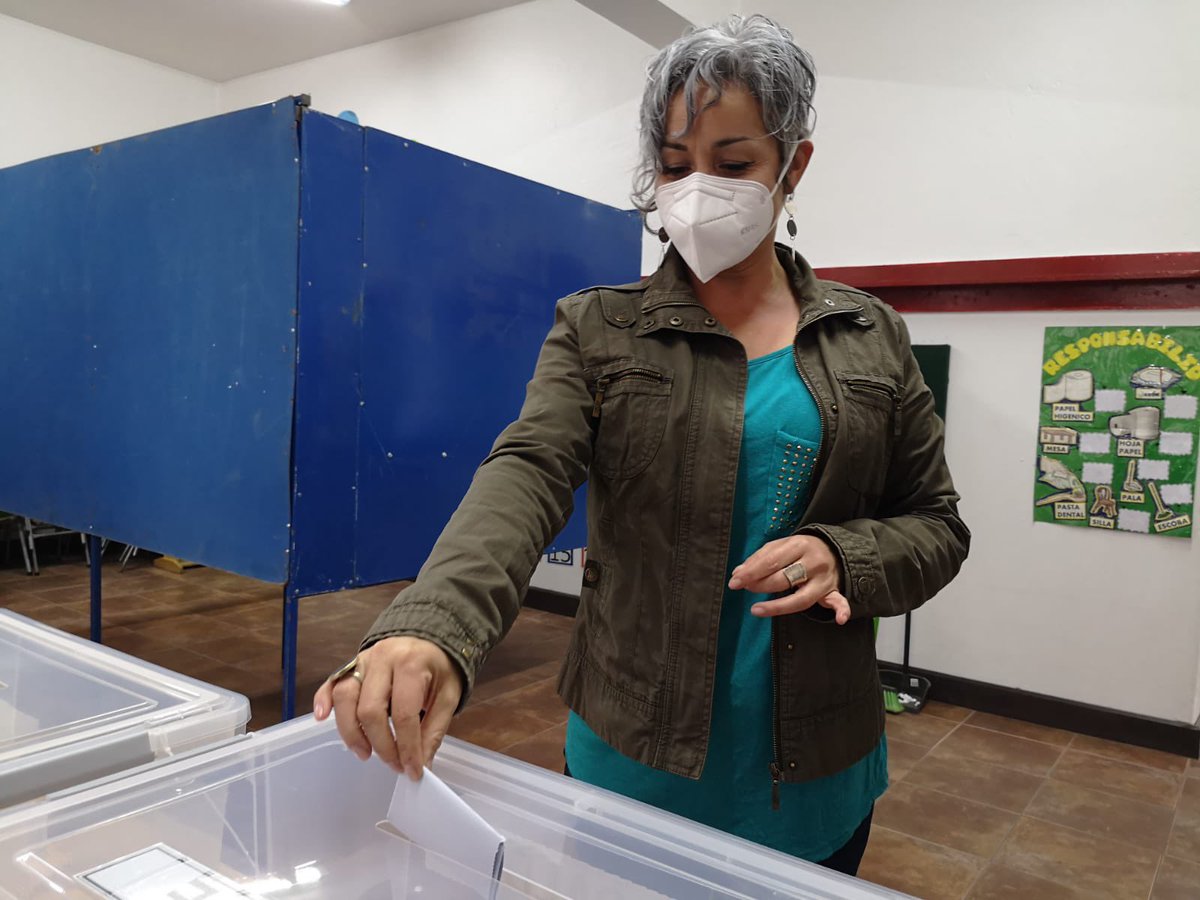 AlePlacenciaC's tweet photo. Llegamos a votar al colegio Republica de Francia acompañada de @danieljadue en esta jornada histórica. Tenemos fe en que estas dos jornadas cerrarán con una alta participación de los jóvenes y de la ciudadanía que sueña con un país y una comuna más digna #Elecciones2021CL https://t.co/Q9HHRERe3c