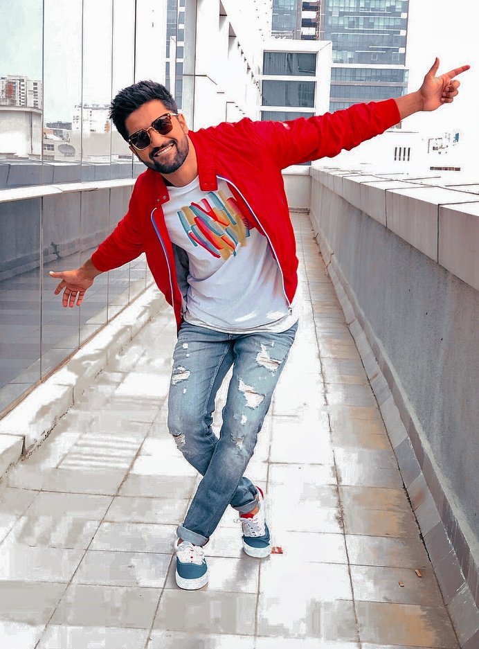 vickyisgem's tweet photo. Haye Aye Haye
Kyun Dikhe Mujhe Tu
Sirhaane Mere!!🙈
Soch Ke Teri Baatein Hum
Muskurane Lage!!! ❤😍
@vickykaushal09 
#HappyBirthdayVickyKaushal #VickyKaushal https://t.co/ChJYkp8Lky