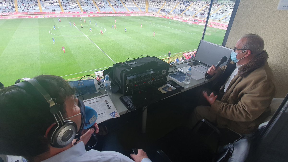 987tv_es's tweet photo. 🤗👏Vistas que hacen mucha ilusión.

✌ Hoy nos ha acompañado en la cabina de @N8SLive Julio Alberto, uno de los más grandes fútbol español, apoyando al fútbol Femenino.

@OlimpicoLeon 
@CajaRuralLeon 
@hergadigamma 
@McDonaldsLeon 
@PasoHonrosoSL 
@cerlesaleon https://t.co/GmUJUkYs9L