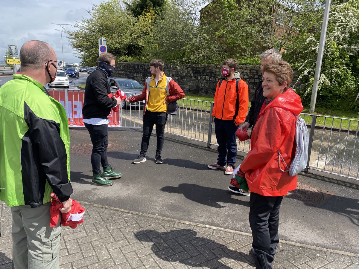 Penarthal's tweet photo. Cogan traffic lights for @YesCymryPenarth this morning. Thanks to #Sam&amp;George for excellent arrangwments and many drivers for tooting! https://t.co/q8qLTP4WFx