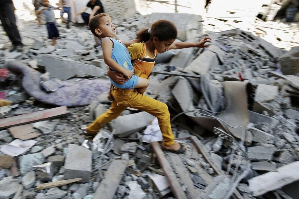 لسنا بحاجة لشجاعة وتفكير كي نتحدّث عن #فلسطين .نحن أمام إبادة جماعية لشعب في كافة المناطق الفلسطينية حيث نصف الضحايا هم أطفال ونساء.هنالك دمار شامل و عنف عسكري لا سابقة له.افتحوا قلوبكم واكتبوا لأجل الاطفال والشمس والمزارع والحقيقة و"الانسان ال بلا خوف". #غزة_تنتفض #فلسطين_تقاوم