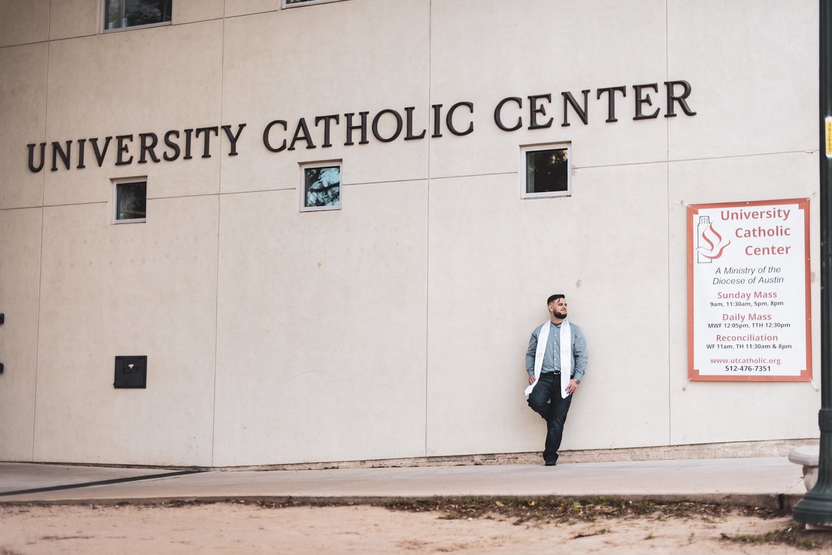 alexfrommacedon's tweet photo. When a Valley boy gets a degree

-BA History, BA Government
-3.8 GPA
-Interned with @MiFamiliaVota &amp; #txlege
-Director of Longhorn Awakening
-Terry Foundation Scholar
-Liberal Arts Honors
-4x University Honors

now for a grito when I walk the stage

📸: @ParisaaaM https://t.co/y9Ssz7rR02