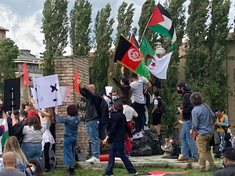 atassicarboni's tweet photo. Condivido la manifestazione contro la guerra e la violenza ma stare in piedi sulla statua del partigiano a Parma non si può vedere. Di qualsiasi provenienza od orientamento sia la protesta. https://t.co/ryRTx7xwLN