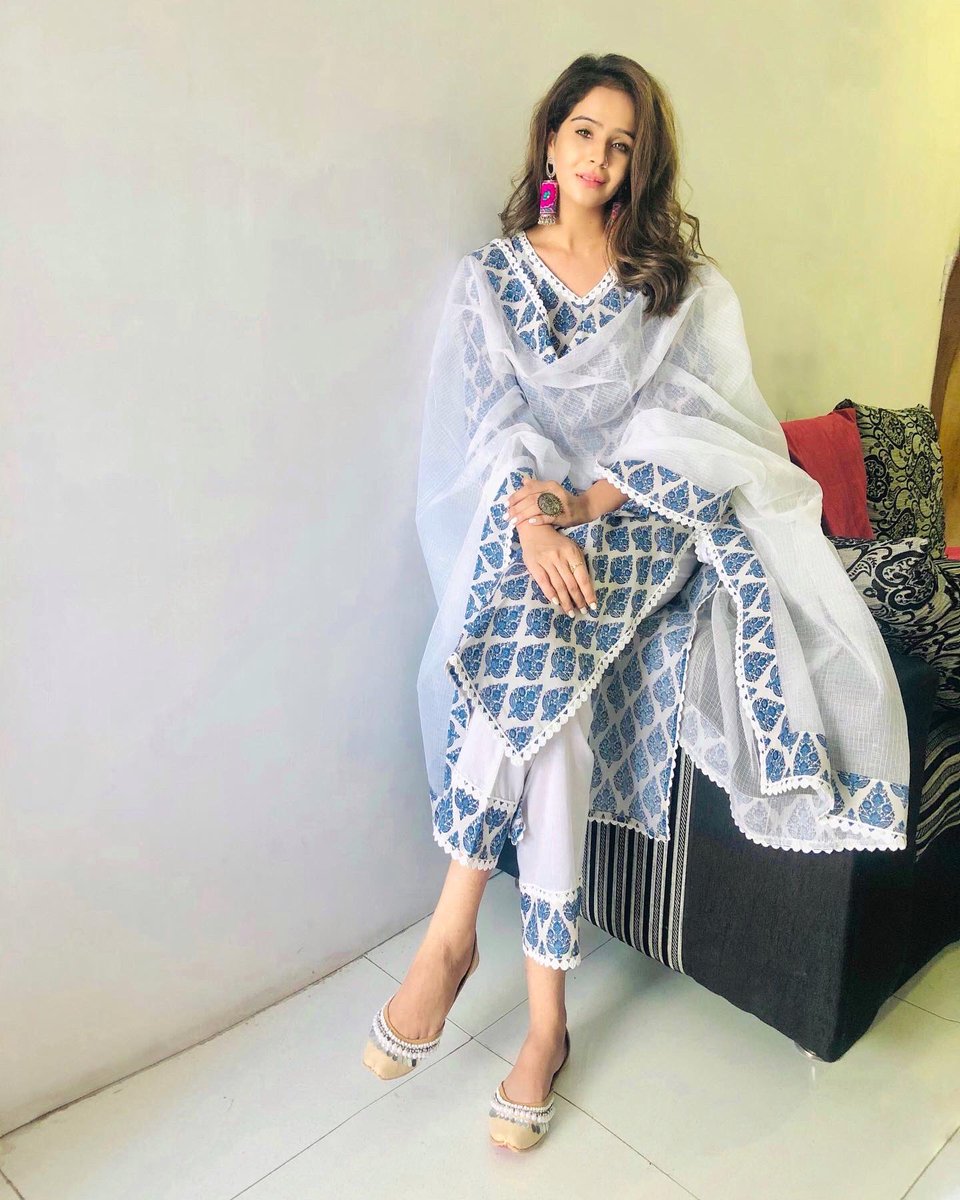 Manzil se behtar lagne lage hai ye raaste♥️