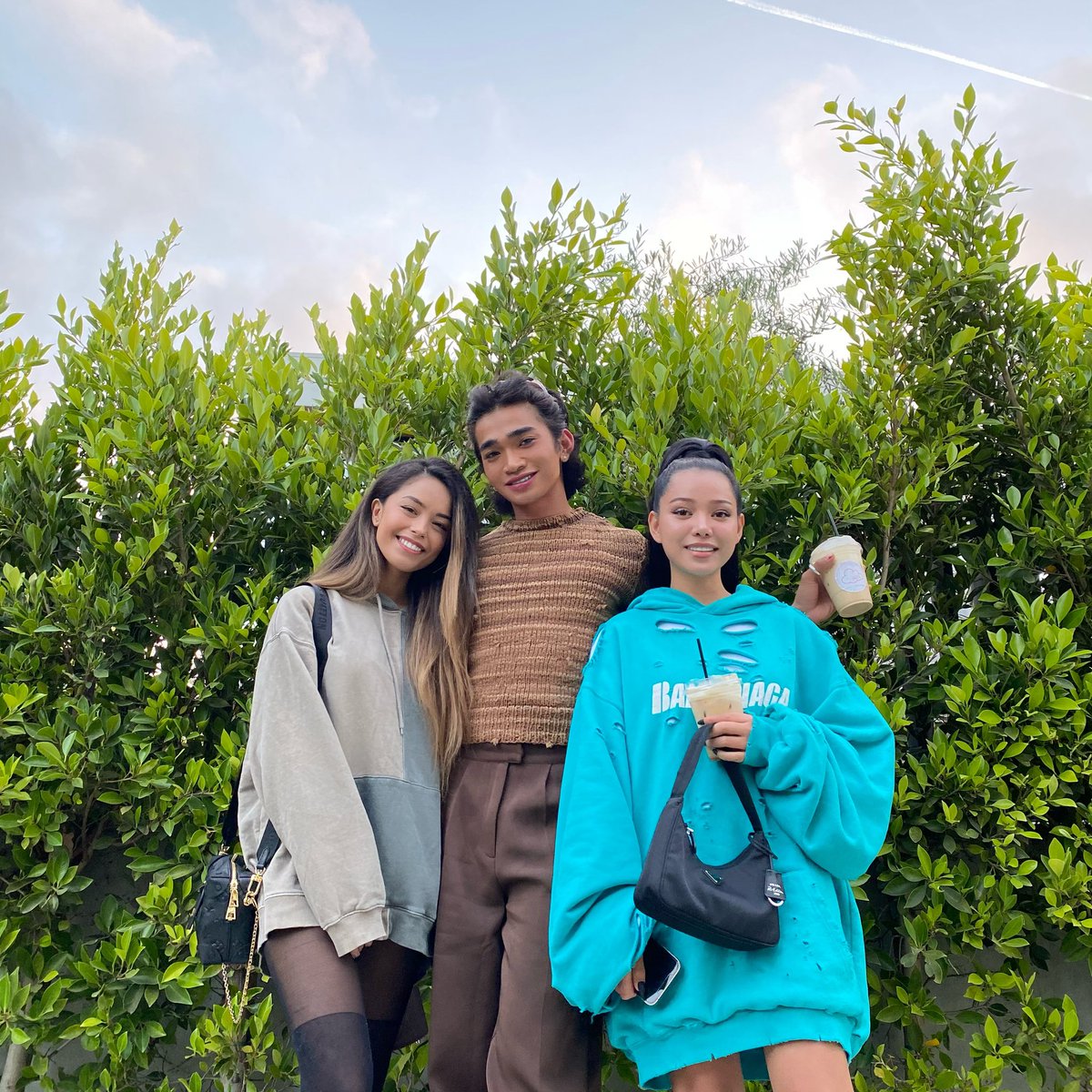 bretmanrock's tweet photo. My two hard working older sisters ! So proud of you too ❤️✨🇵🇭 @Valkyrae @bellapoarch https://t.co/PyVX10gF0m