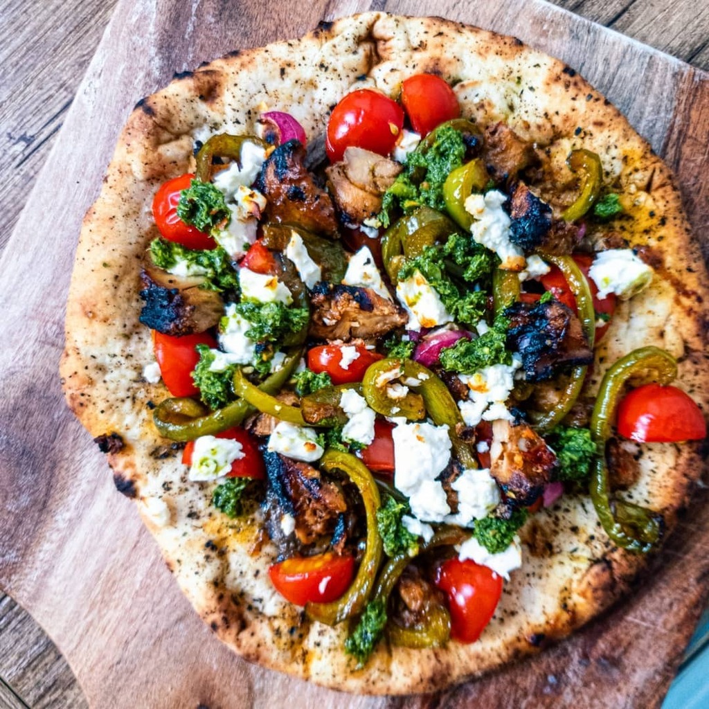 Here's a quick and easy #recipe cheat:
Garlic #flatbread #pizza with grilled chicken, #feta , pickled red onion, cherry tomatoes and caramelised green pepper 
.
Bake for 10 mins to bring everything together.
.
.
#homemade #homecooking #quickrecipes #week… instagr.am/p/CO5wVVRH2u-/