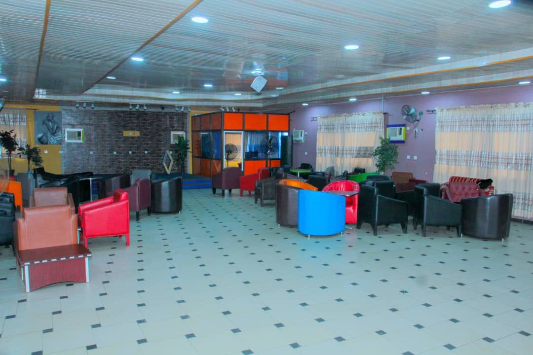 Benimacarty1's tweet photo. Brand new hotel for sale with 23 standard rooms, bar/ restaurant, G ym house, event center, 3 standby generator set, CCTV cameras, electric parameters fence, swimming pool etc. Sitting on 6 Plots of land. Location:alimini lgwuruta close to lnternational airport PH. @ajuicygeorge https://t.co/Y2E4mtAC2N