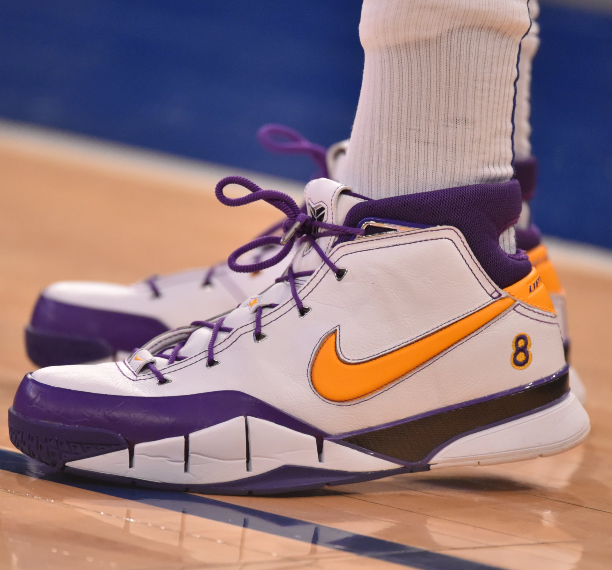 🏀 #NBAKicks 👟 on X: Julius Randle broke out the Nike Kobe 8 VOLT in  Dallas! #NBAKicks  / X