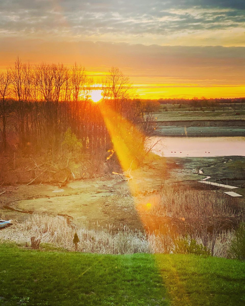 krisspy65's tweet photo. Captured the precious sunrise this morning!! What a powerful sign sent from God and an empowerment to kick start the weekends!! Enjoy this gorgeous weekend everyone!! ❤️ https://t.co/1iaNloE7Mv