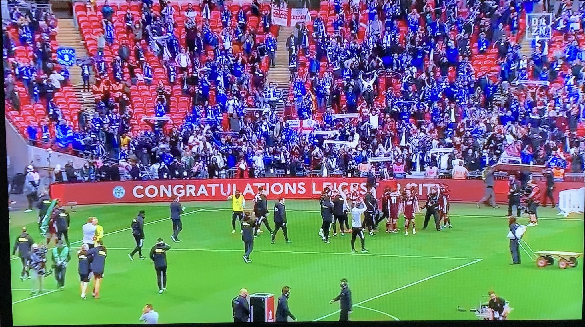 中居時夫 Tokio Nakai レスターシティのfaカップ優勝 おめでとう この試合のファンの盛り上がりに感動 やっぱりサッカーはファンあってのスポーツ 鳥肌立ちました T Co Pmfr4e0qle Twitter