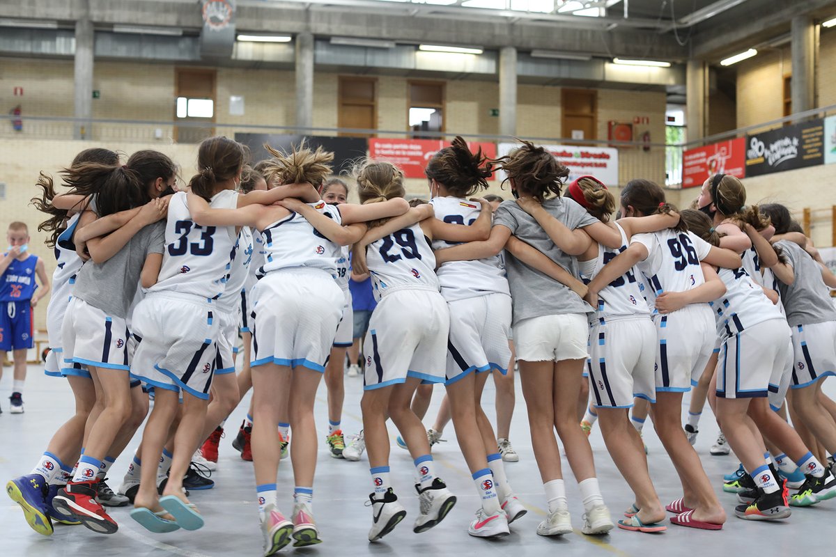 ¡¡¡Las campeonas celebran su Peque Estandarte!!!!

#Pequecopa #CopaColegialMadrid 

#volvemosalpatio