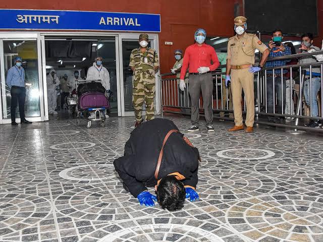 HardeepSPuri's tweet photo. A photo of an Indian kissing the ground at Lucknow Airport is by far the most defining image of Vande Bharat Mission.
It sums up the entire mission.
In a test of the acumen &amp; will power of India’s civil aviation sector, we have since facilitated more than 84.3 lakh people. https://t.co/mIAu2SWC4B