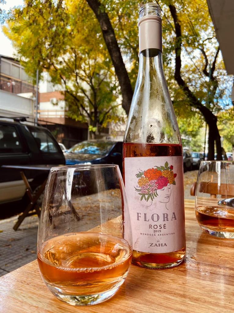venus de vino (@venusdevinowine) on Twitter photo Flora Rosé by Zaha 🌺
Muy elegante este rosado de Pinot Noir. Frutas, hierbas y linda acidez 🍑🍏
Una copa de primavera en este otoño🌹🌷🍁
Que bien todo lo de esta línea de <a href="/BodegaTeho/">Bodega Teho</a> (<a href="/colosejanovich/">Alejandro Sejanovich</a> y <a href="/jeffmausbach/">Jeff Mausbach</a>). Flora Rosé by Zaha 🌺
Muy elegante este rosado de Pinot Noir. Frutas, hierbas y linda acidez 🍑🍏
Una copa de primavera en este otoño🌹🌷🍁
Que bien todo lo de esta línea de <a href="/BodegaTeho/">Bodega Teho</a> (<a href="/colosejanovich/">Alejandro Sejanovich</a> y <a href="/jeffmausbach/">Jeff Mausbach</a>).
