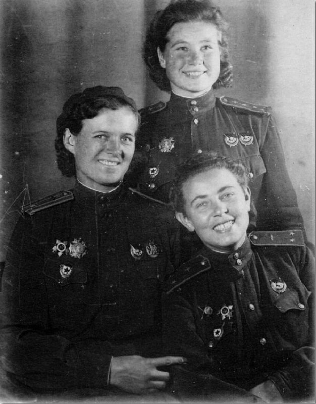 Девушки-офицеры 46-го гвардейского Таманского ночного бомбардировочного авиационного полка 325-й ночной бомбардировочной авиационной дивизии 4-й воздушной армии 2-го Белорусского фронта: Евдокия Бершанская (слева), Мария Смирнова (стоит) и Полина Гельман.