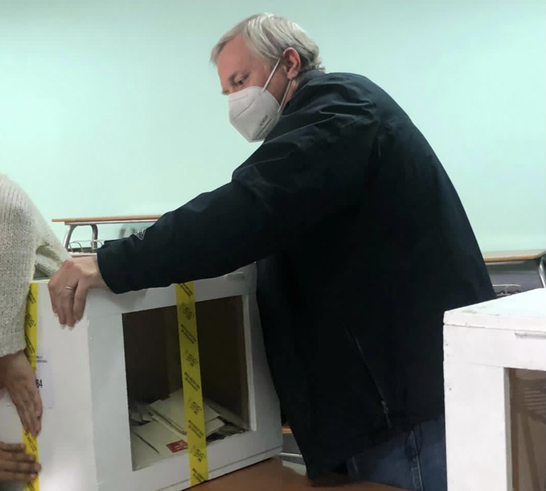 joseantoniokast's tweet photo. Terminamos la primera jornada como vocal. Salvo provocaciones menores, una jornada tranquila. Lamentablemente, solo 3 millones de chilenos fueron a votar. Ojalá mañana muchos más se sumen, es una muy baja participación! Necesitamos más democracia, menos intolerancia. A votar! https://t.co/IFAEtS3SQJ