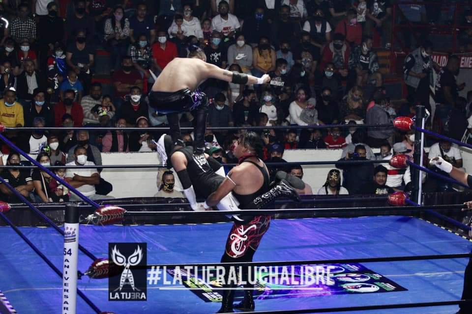 LaTijeraLucha's tweet photo. La primera lucha de la fiesta anual de la #ArenaLopezMateos es para la pareja ruda conformada por #VaqueroTormenta y #AlexPain al doblegar a #RayoBoy y #EmperadorBrillante, comienza a calentarse los ánimos en el público de #AULL...
#latijeraluchalibre https://t.co/HB8gMgkbFz