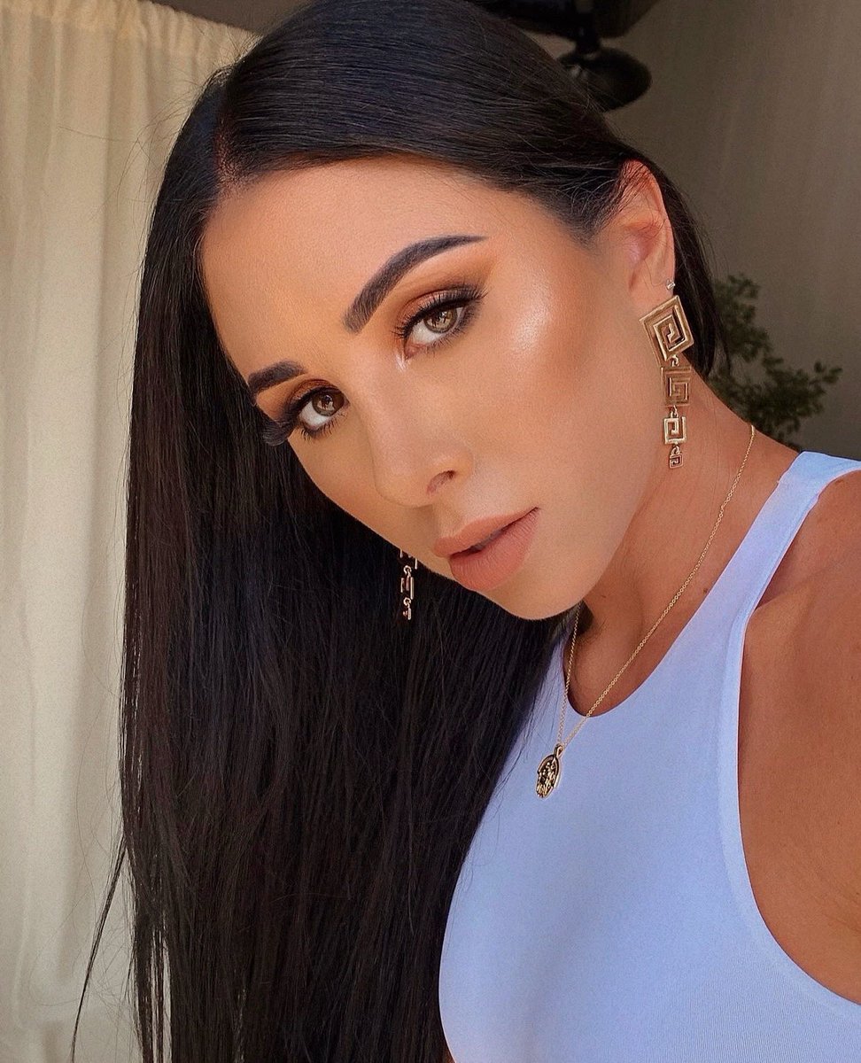 GiorgiaSorbello's tweet photo. Shhhugar I love getting my makeup done 😍 Absolutely LIVING for this new Argan Bronzing Liquid by @silkoilofmorocco 😍 The ✨bronzey-glow✨ is unreal. Code: GIGI to save on yours https://t.co/wuiDQkITd9 💞 Have the best Sunday beauties 💖

#makeuplooks #bronzeyglow #liquidbronzer https://t.co/h2Pj1V4kpI