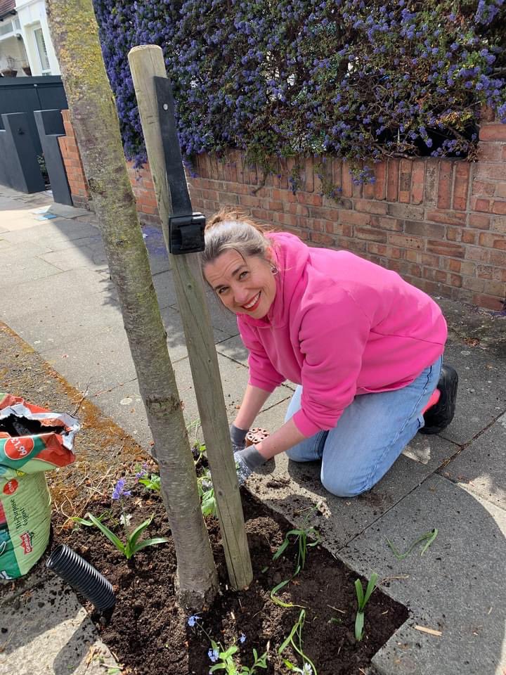 ClimateMerton's tweet image. Great 1st community planting day for #MertonGardenStreets — 67 streets already on board, more signing up still. 

Thanks to our sponsors: local community energy group @CREWEnergyLDN, #AirWick &amp;amp; @wwf_uk who advised on plants. 

Initial observations below.    1/
