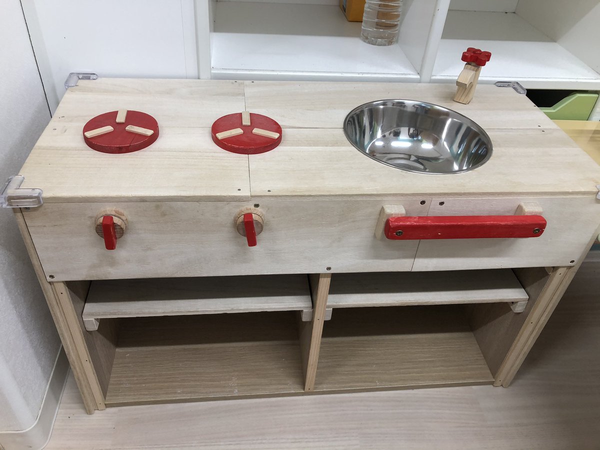 O Xrhsths シエル小規模保育園加賀 Sto Twitter 保育士の手作りおもちゃ キッチン 蛇口やコンロのひねるところがクルクルまわりますよ 角にはコーナーガードを付けてケガ防止対策をしてます 保育園 園児募集 手作りおもちゃ