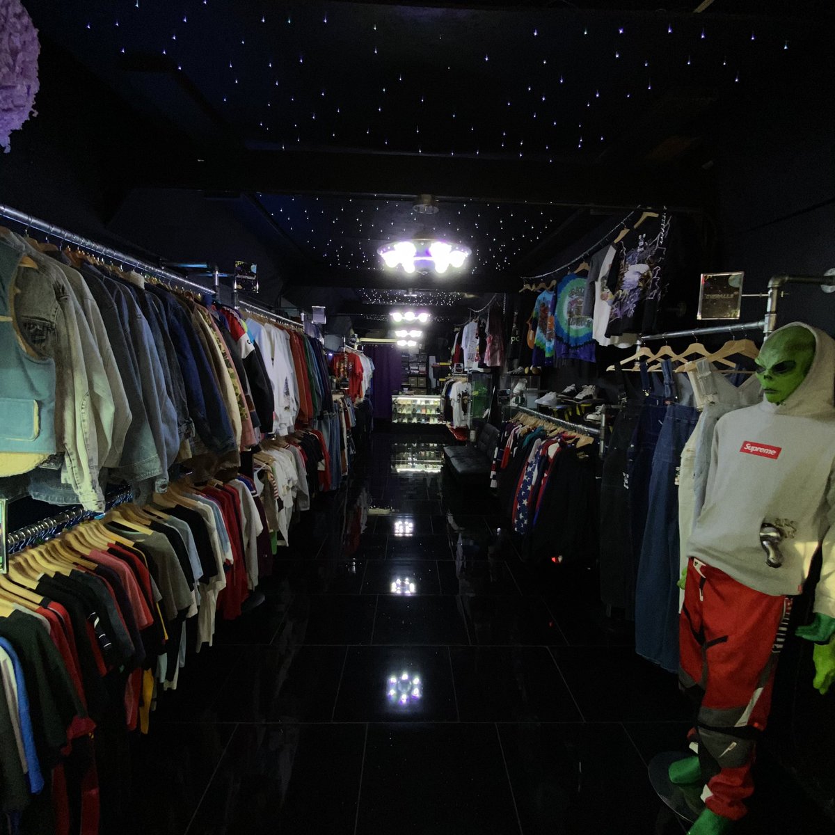 DeviantCam's tweet image. Hi Twitter if you didn’t know I own a business in Houston.

We built everything ourselves!!! We sell the hottest fashions in Streetwear, Vintage &amp;amp; Sneakers 🤩. If you’re ever in the Heights come check us out!

1802 Yale St STE F
Tuesday-Sunday 12:00PM-7:00PM
Houston, TX 77008