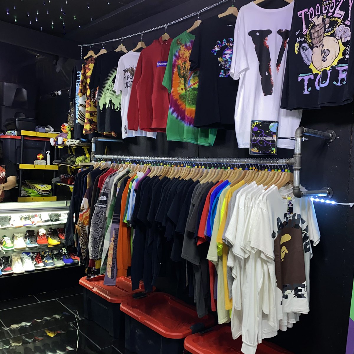 DeviantCam's tweet image. Hi Twitter if you didn’t know I own a business in Houston.

We built everything ourselves!!! We sell the hottest fashions in Streetwear, Vintage &amp;amp; Sneakers 🤩. If you’re ever in the Heights come check us out!

1802 Yale St STE F
Tuesday-Sunday 12:00PM-7:00PM
Houston, TX 77008