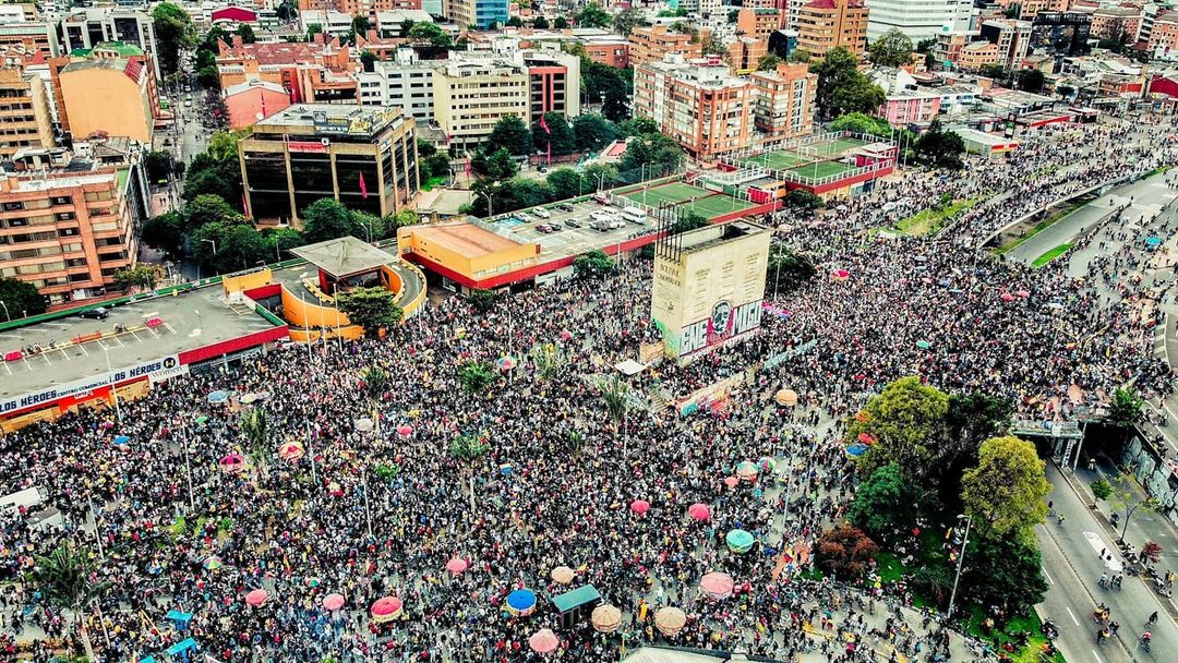 DonIzquierdo_'s tweet photo. Las fotografías más monumentales que verás en muchísimo tiempo. 

Héroes, Bogotá D.C 
#ParoNacional15M https://t.co/oOaENIMoBM
