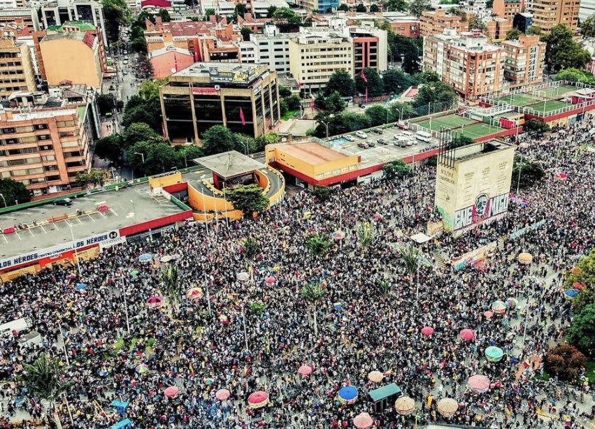 #ParoNacional15M
Monumento a los Héroes hoy en Bogotá. Cada que matan un joven, cada que violan una mujer, cada que le sacan un ojo a un estudiante, la dignidad se multiplica por millones
#graciasjóvenes el mundo los está viendo #noviolencia