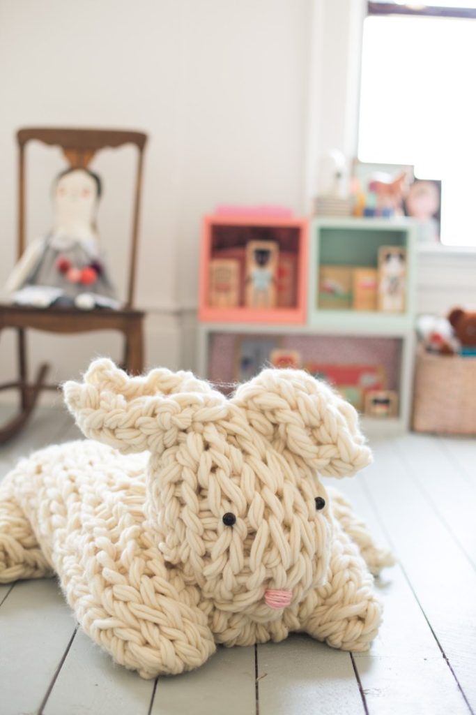 knithacker's tweet photo. Arm-Knitting, It's Quick! Just Like This Colossal Bunny Rabbit ... Yes, There's a Pattern! 👉 https://t.co/TF9xgpxfQo #knit #knitting #handmade #diy #armknitting https://t.co/nMmihdEZNv