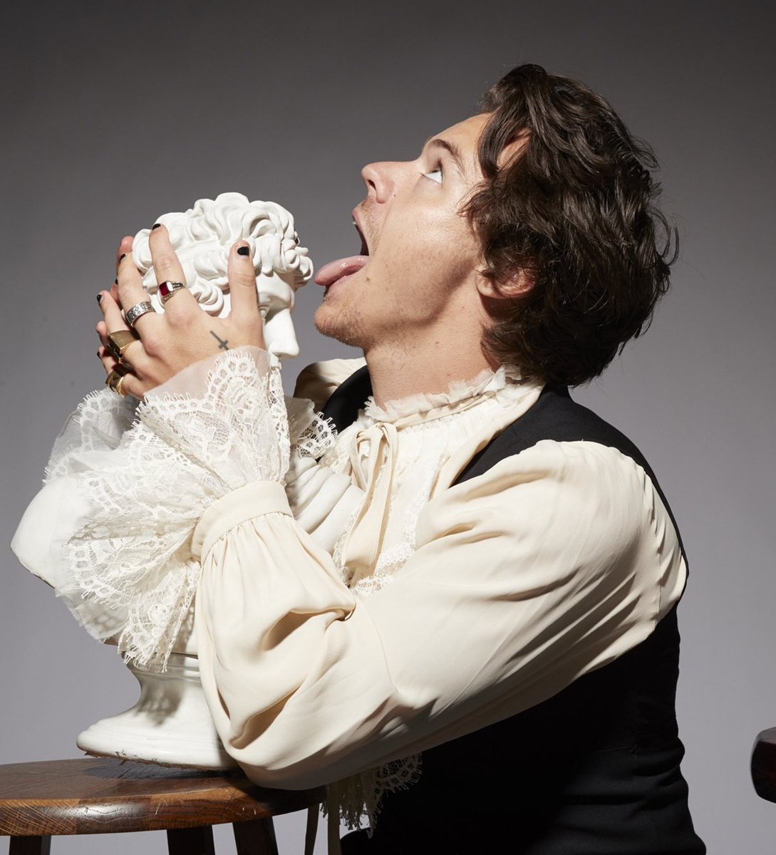 i never wanted to be something so bad in my life as i want to be this statue rn