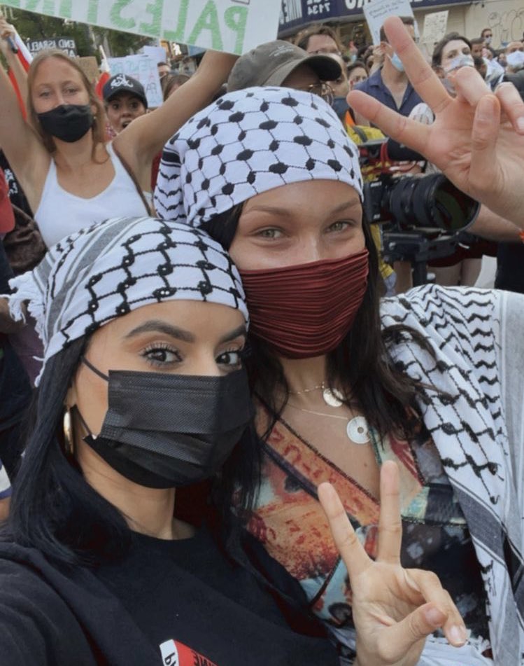 Celebs__Arabic's tweet photo. بيلا حديد في مسيرة للتضامن مع فلسطين في نيويورك اليوم. https://t.co/ab6Wb0863C