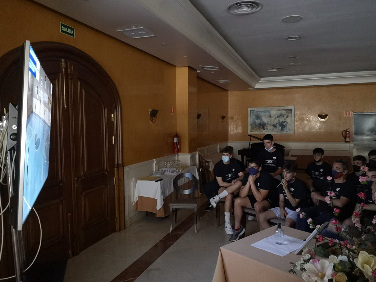 balonmanomarni's tweet photo. ¡A la fase, oé! ¡A la fase, oé! ¡Enhorabuena al 1ªNac. por la magnífica temporada y su pase a la fase de ascenso! Gracias a tod@s l@s que habéis acudido al Poli a apoyar al equipo y a los que lo habéis hecho desde la distancia. La victoria es de tod@s #ludbm #marniforça 🔵🐸🔴💪🏻 https://t.co/seYoQhADw0
