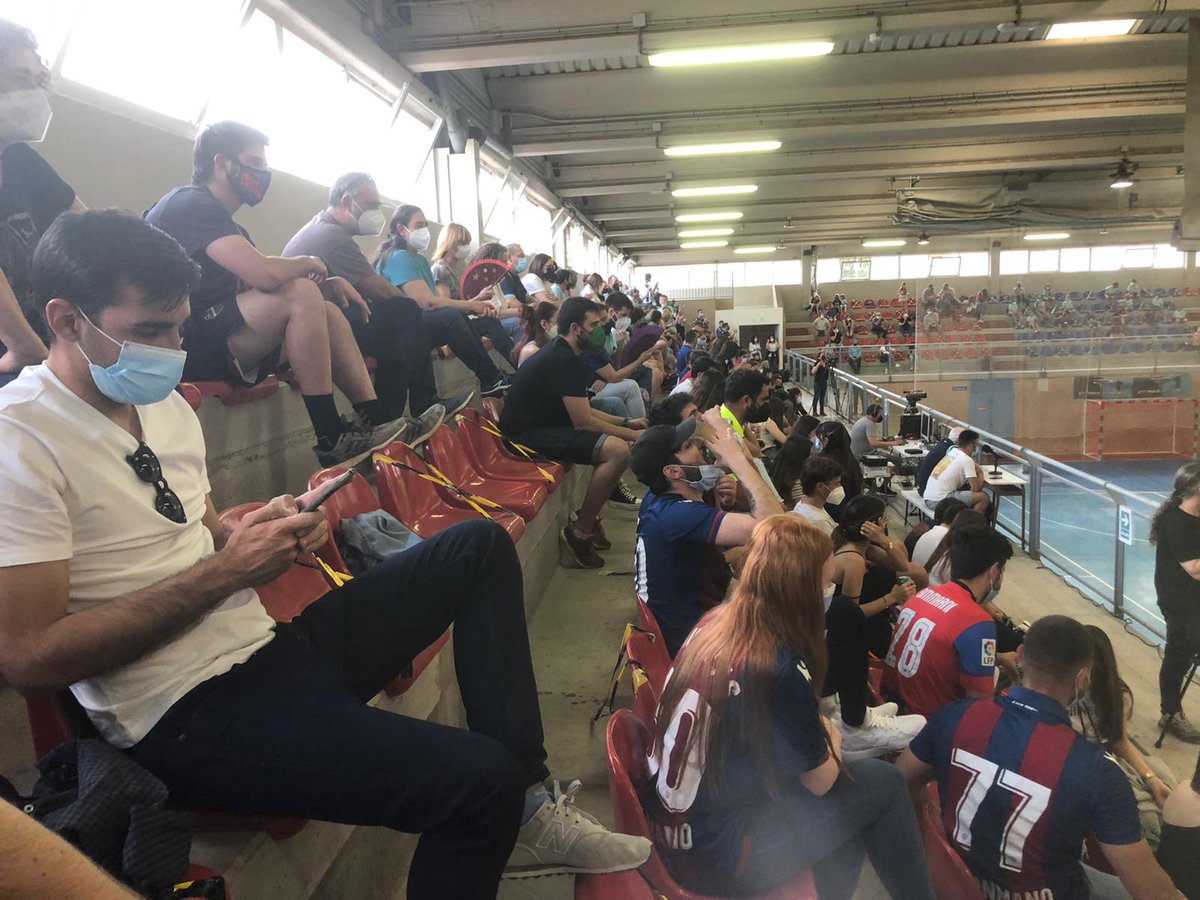 balonmanomarni's tweet photo. ¡A la fase, oé! ¡A la fase, oé! ¡Enhorabuena al 1ªNac. por la magnífica temporada y su pase a la fase de ascenso! Gracias a tod@s l@s que habéis acudido al Poli a apoyar al equipo y a los que lo habéis hecho desde la distancia. La victoria es de tod@s #ludbm #marniforça 🔵🐸🔴💪🏻 https://t.co/seYoQhADw0