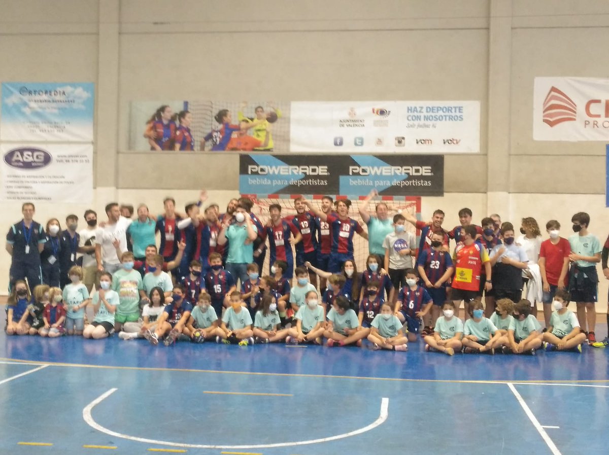 balonmanomarni's tweet photo. ¡A la fase, oé! ¡A la fase, oé! ¡Enhorabuena al 1ªNac. por la magnífica temporada y su pase a la fase de ascenso! Gracias a tod@s l@s que habéis acudido al Poli a apoyar al equipo y a los que lo habéis hecho desde la distancia. La victoria es de tod@s #ludbm #marniforça 🔵🐸🔴💪🏻 https://t.co/seYoQhADw0