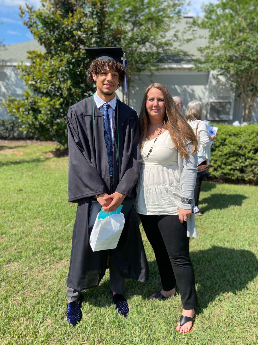 Tayshifty10's tweet photo. high school... it’s been real✌🏽🎓 https://t.co/YIdMWzBBWI