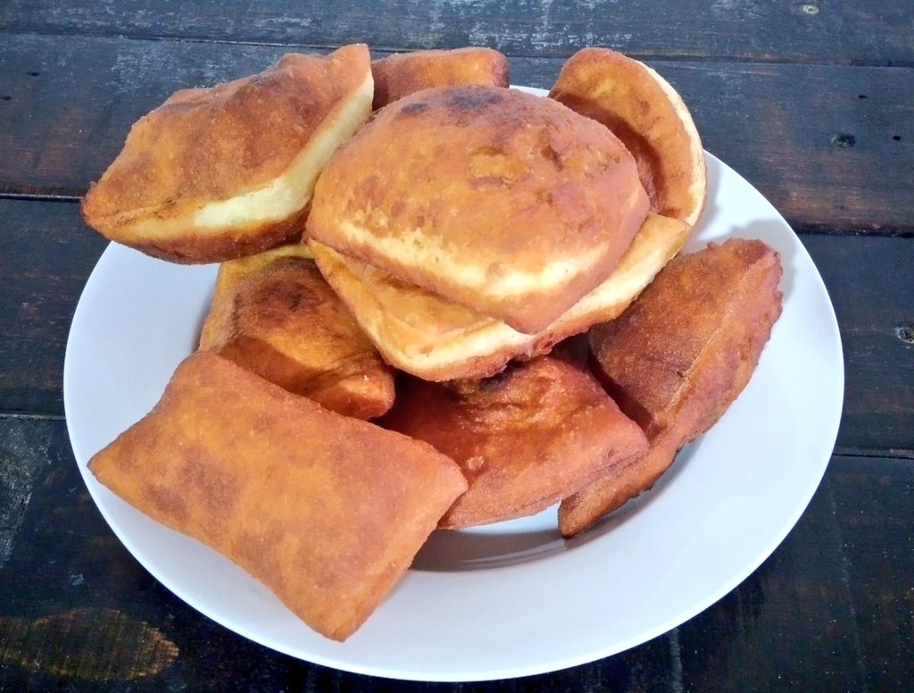 mvilsoni_fj's tweet photo. expectation: doughnuts
realty: babakau
letsbjust say the rest of the doughnuts turned out like onion rings! but the babakau turned out ok - I'll just stick to making babakau π€¦ββοΈπ¬ #Day2 #SuvaLockdown tales & learning how to perfect the π©π© #COVID19FJ #StayHome #SaveLives https://t.co/oYdNLhoYgf