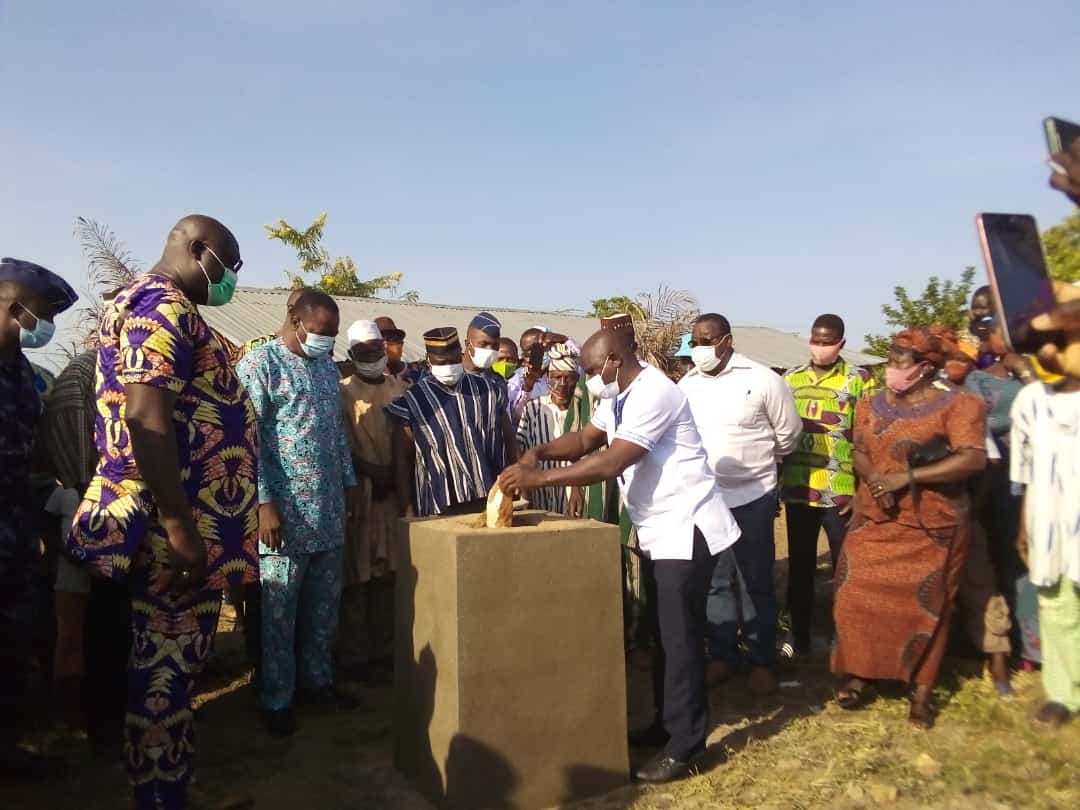Le Maire de la Commune de Soutouboua1, Monsieur Plibam GNANGUISSA, en action de la pose de première pierre pour la construction d'un bâtiment scolaire de trois salles de classe, aujourd'hui, à Téréboua. A ses côtés le Préfet de Sotouboua accompagné de ses Chefs Traditionnels.
