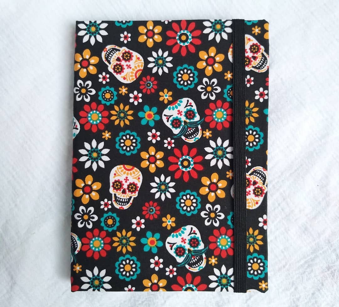atelienotecido's tweet photo. Capa de tecido para Kindle 10ª Geração 💀🌺
📦 Encomendas por direct ou pela Shopee (link no fixado)
#Kindle #kindlebrasil #leitura #ler #artesanato #ecommerce #capaparakindle #capadetecido https://t.co/gQjORHjwgX